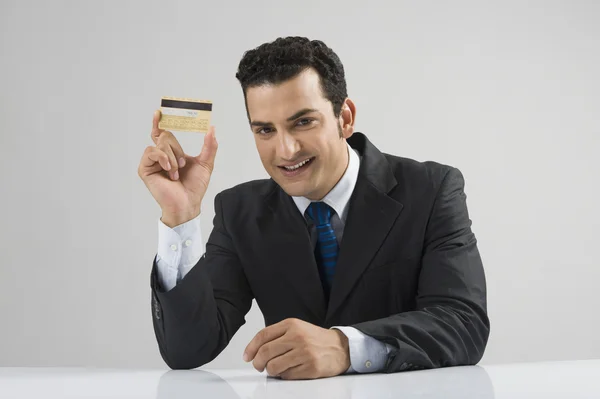 一名商人，展示一张信用卡的肖像 — 图库照片