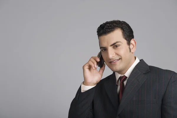 Businessman talking on a mobile phone — Stock Photo, Image