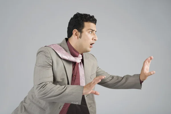 Geschäftsmann sieht verängstigt aus — Stockfoto