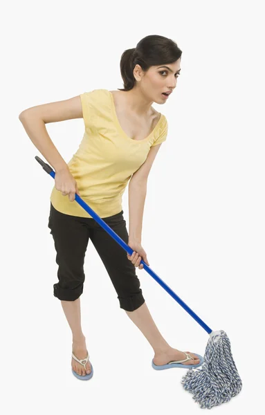 Limpiar el piso con un trapeador de mujer — Zdjęcie stockowe