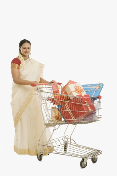 Mulher carregando presentes — Fotografia de Stock