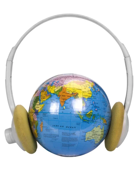 Close-up de um globo com fones de ouvido — Fotografia de Stock