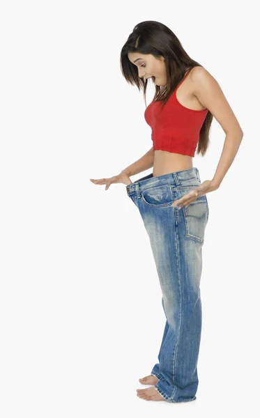 Frau zieht Jeans — Stockfoto