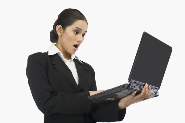 Businesswoman using a laptop — Stock Photo, Image