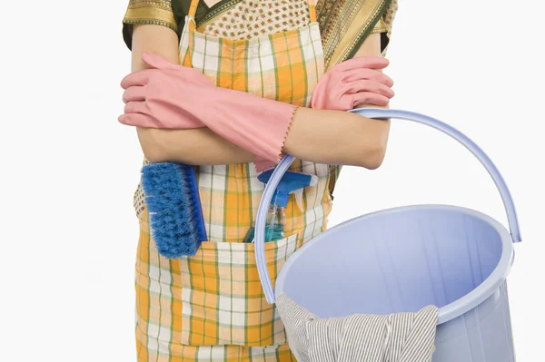 Mulher segurando um balde — Fotografia de Stock