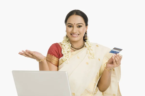 Woman holding a credit card — Stock Photo, Image