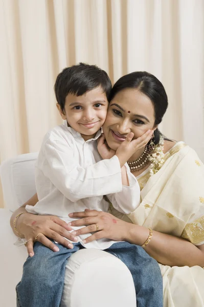 Femme aimant avec son fils — Photo