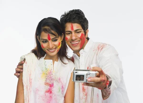 Couple taking a picture of themselves — Stock Photo, Image