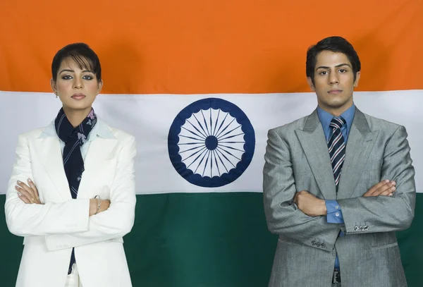 Bedrijfsleiders tegenover een Indiase vlag — Stockfoto