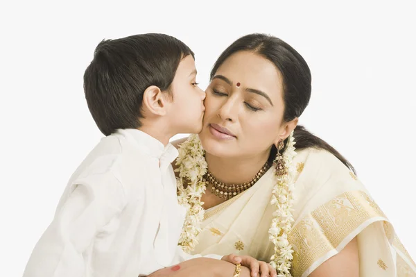 Junge küsst seine Mutter — Stockfoto