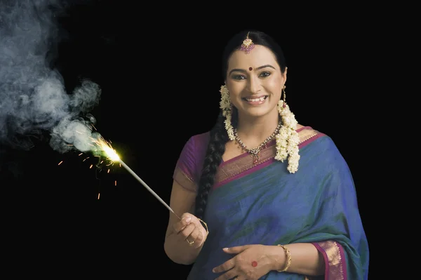 Женщина празднует Дивали — стоковое фото
