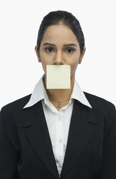 Geschäftsfrau mit Klebezettel auf dem Mund — Stockfoto