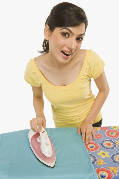 Vrouw strijken kleding — Stockfoto