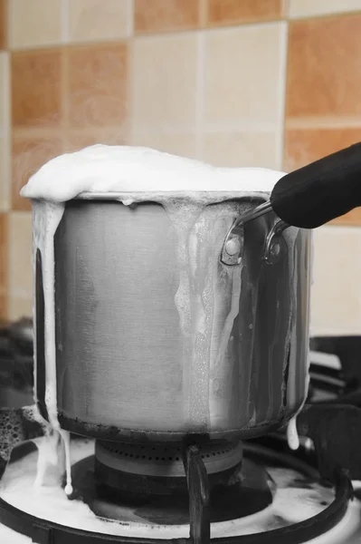 Milch, die über einer Pfanne kocht — Stockfoto