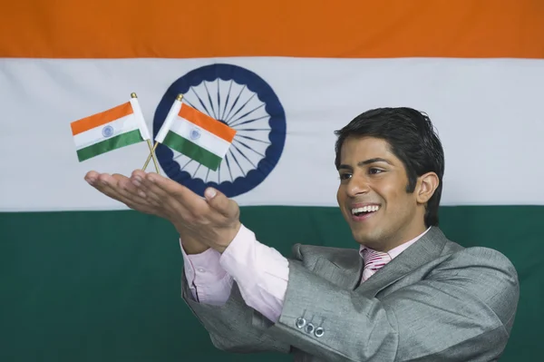 Uomo con bandiere indiane — Foto Stock