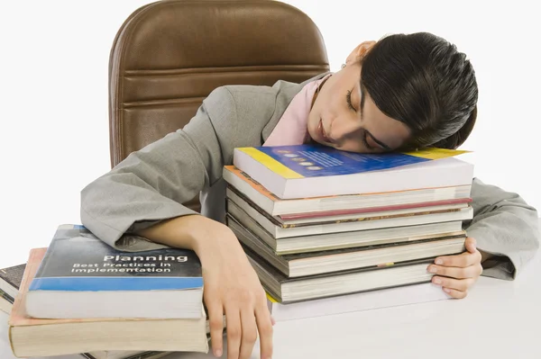 Mujer de negocios durmiendo en el escritorio —  Fotos de Stock
