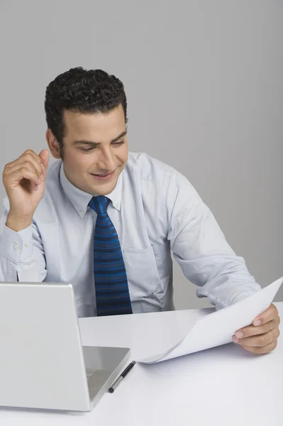 Geschäftsmann liest ein Dokument — Stockfoto