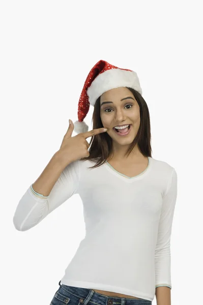 Mulher usando um chapéu de Papai Noel e sorrindo — Fotografia de Stock