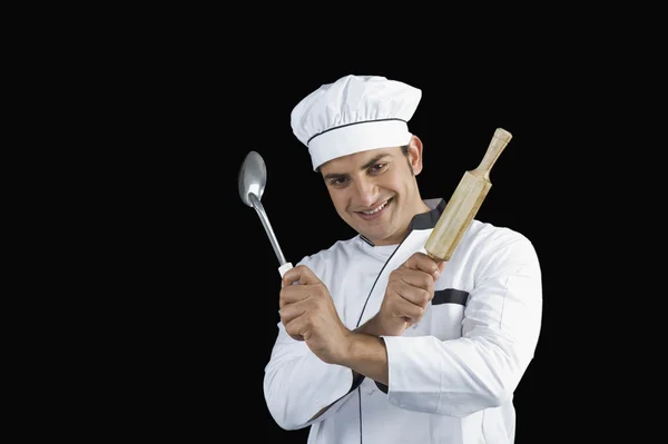 Chef-kok holding een deegroller en een pollepel — Stockfoto