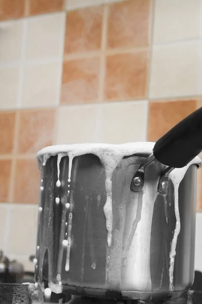 Milch, die über einer Pfanne kocht — Stockfoto