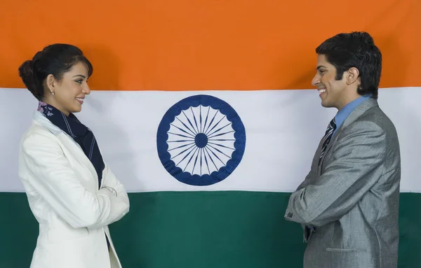 Ejecutivos de negocios frente a una bandera india — Foto de Stock