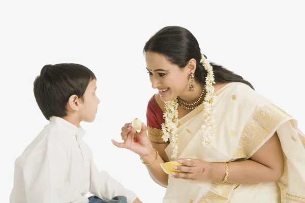 Женщина кормит своего сына — стоковое фото