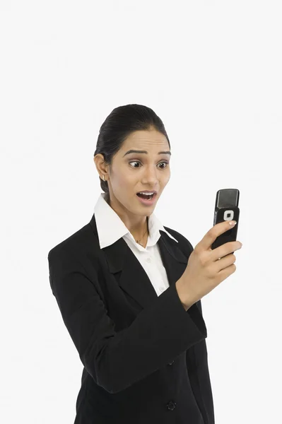 Geschäftsfrau schaut aufs Handy — Stockfoto