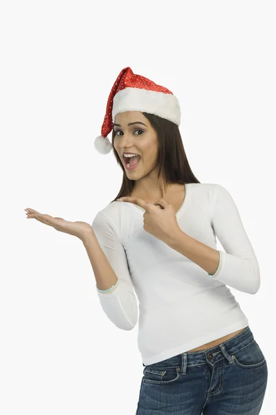 Mulher usando um chapéu de Pai Natal — Fotografia de Stock