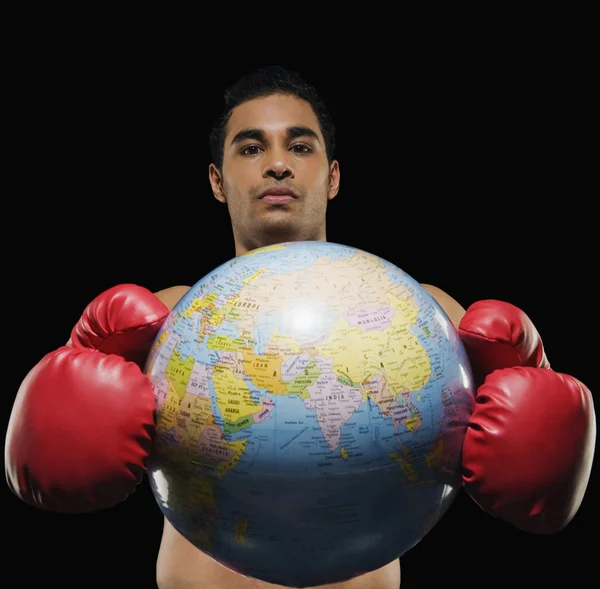 Pejsek boxer držící glóbus — Stock fotografie