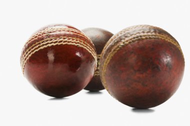 eski ve yeni kriket topları