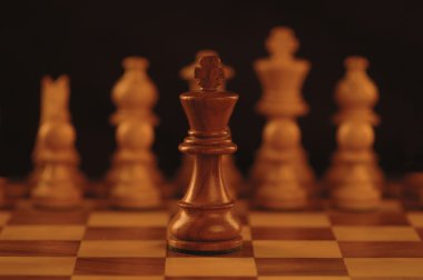 Satranç tahtasındaki satranç taşları