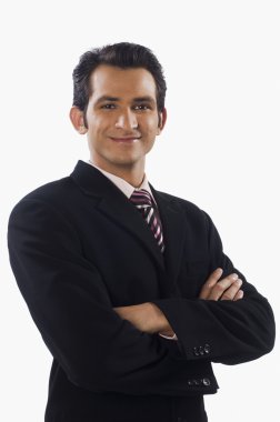 Kollarını kavuşturmuş bir iş adamı.