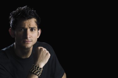 adam siyah arka plan