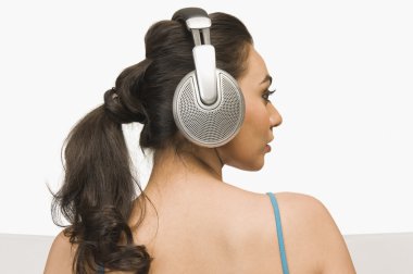 kadın kulaklık dinleme