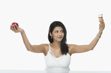 kadın bir Dondurma külahı elma karşılaştırma