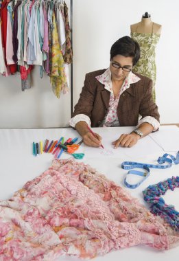 terzi bir giyim mağazasında çalışmak