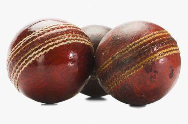 eski ve yeni kriket topları