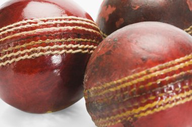 eski ve yeni kriket topları