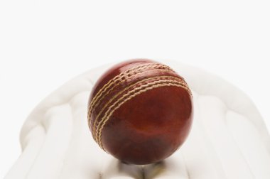 Kriket topu bir kriket yastık üzerinde