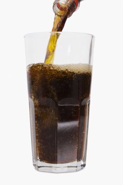 Soğuk içecek bir bardak içine döktü