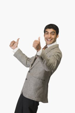 İşadamı başparmaklarını gösteriyor