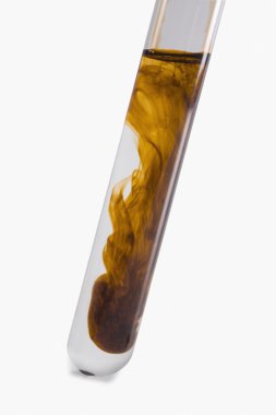 bir test tüpü içinde karışık kimyasal maddeler