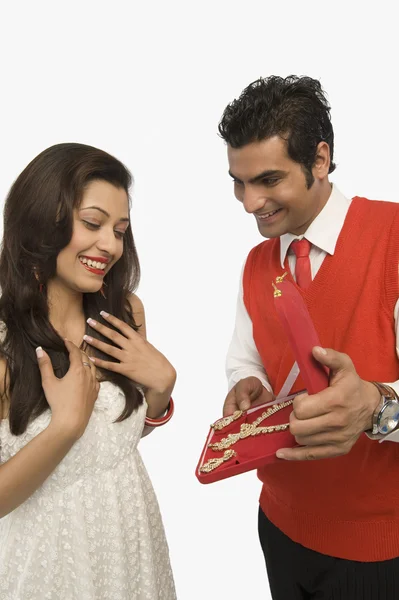 Man giving a gift to his girlfriend — Stock Photo, Image