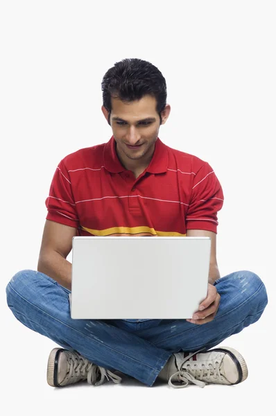 Homme utilisant un ordinateur portable — Photo