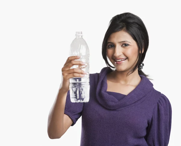 拿一瓶水的女人 — 图库照片