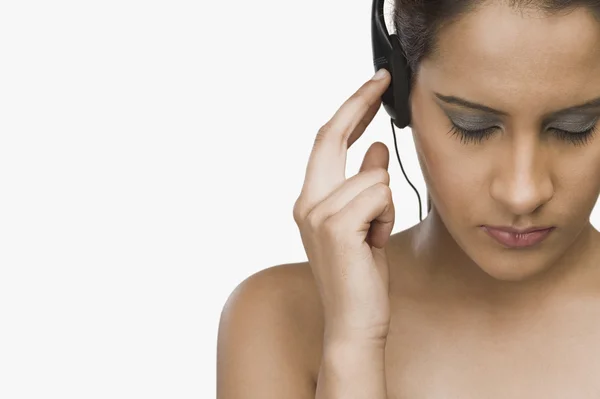 Woman listening to headphones — Stock Photo, Image