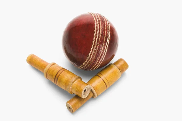 Крикетный мяч и залог — стоковое фото