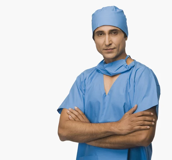 Surgeon standing with arms crossed — Stock Photo, Image