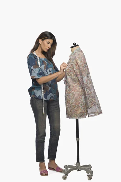 Modedesignerin probiert Kleid an Schaufensterpuppe aus — Stockfoto