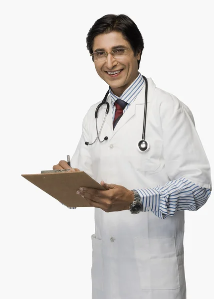 Doktor bir panoda yazıyor — Stok fotoğraf